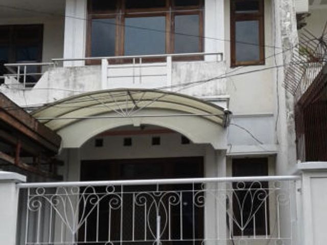 Dijual rumah minimalis 2 lantai di Perum putat indah timur surabaya