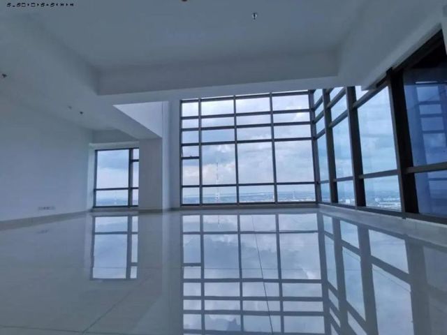 Apartemen LaRitz Mansion, Private Lift