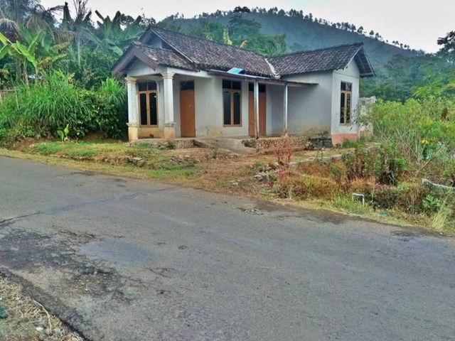 Dijual rumah di jenawi manggu Jalan utama