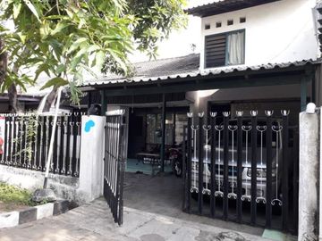 Rumah Dharmahusada Indah Hadap Utara, Strategis