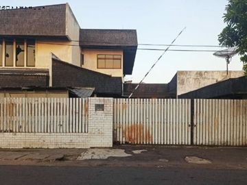 Rumah di Raya Kapasari, Strategis, Hadap barat