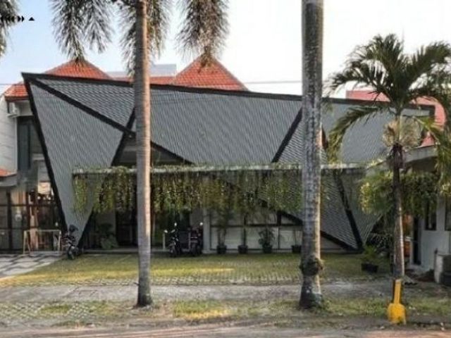 Rumah ex Kantor Jl. Kapuas Strategis, Bagus Area Parkir Luas