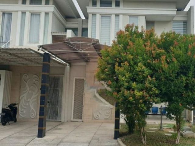 Rumah Long Beach Pakuwon City, Strategis, Furnish, Bagus