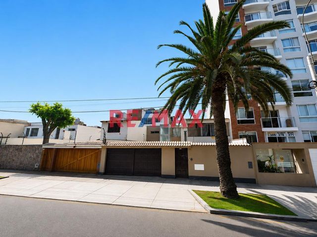 Casa  Dos Pisos - En Venta - Av. San Borja