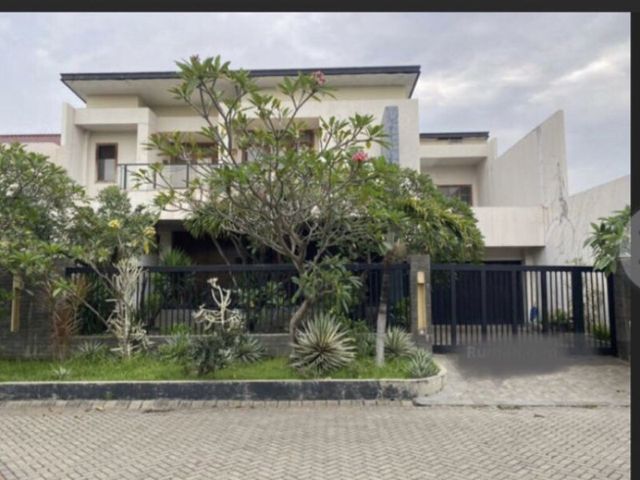 Rumah mewah di raya second road di Pakuwon City sby