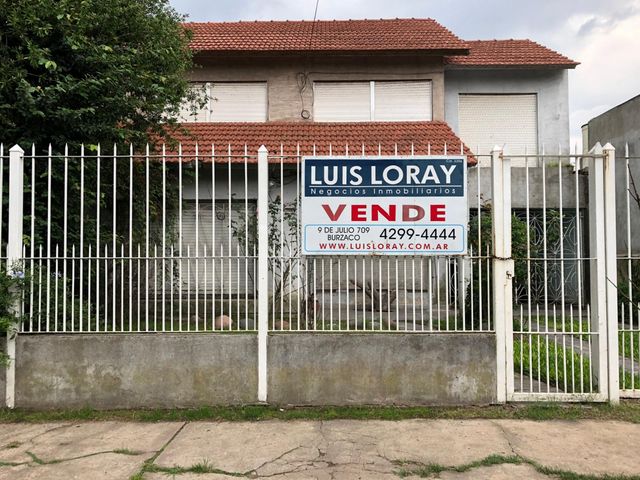 Chalet ubicado a 800 metros de la Avenida Hipólito Yrigoyen .