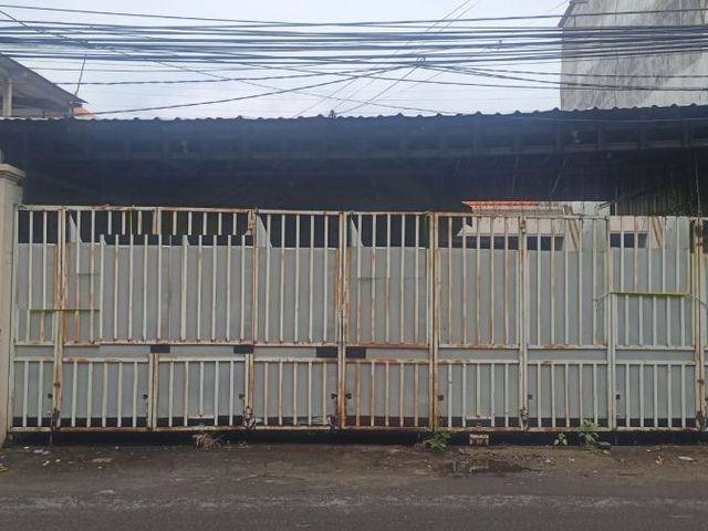 Disewakan Rumah Siap Huni Dengan 9 kamar Di Jl. Kalijudan , Surabaya