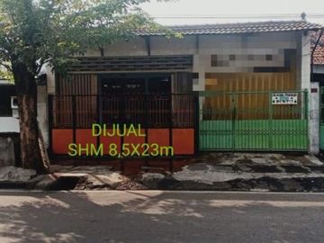 Rumah di Jalan Raya Simokerto, Strategis, Siap Huni