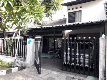 Rumah Dharmahusada Indah Hadap Utara, Strategis