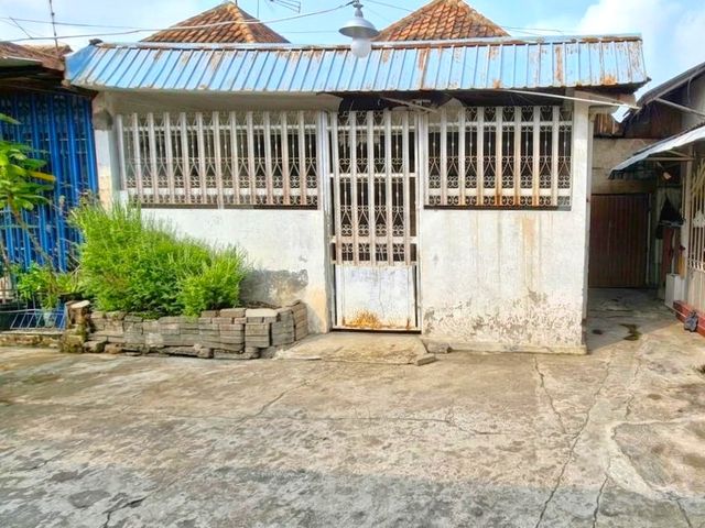 2117 Jual Rumah Sedikit Perbaikan di Surabaya Simolawang