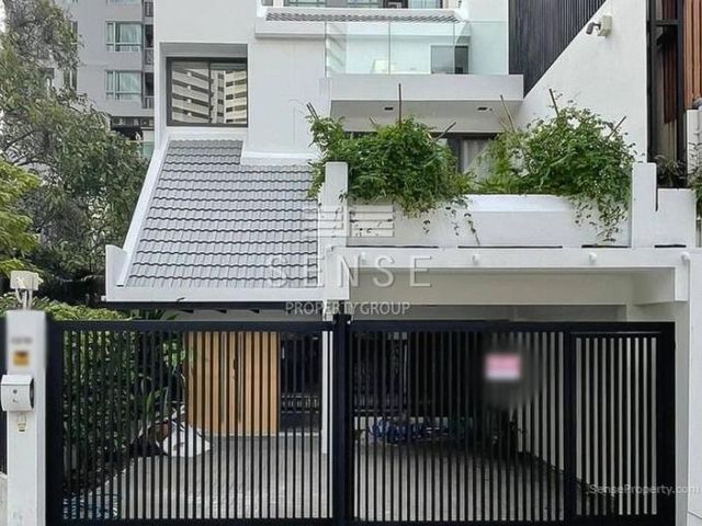 renovated 3 plus 1 townhouse for rent in sukhumvit