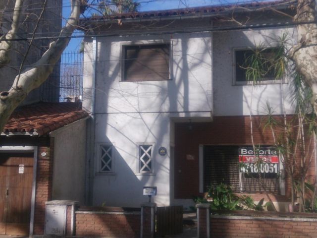CASA   DE 4 AMB. EXCELENTE UBICACIÓN  VTE LOPEZ