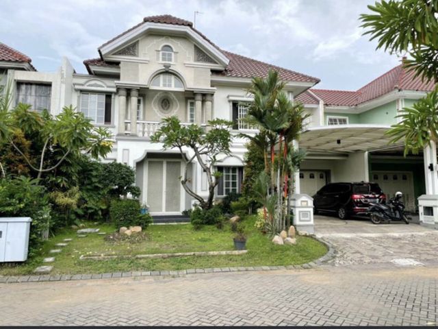 Rumah istimewa di Virginia regency pakuwon city sby