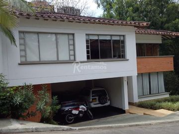 casa en venta en poblado. Cod V5020