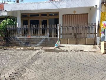 Rumah Gembong (depan Pasar Kapasan), Row jalan 2 mobil
