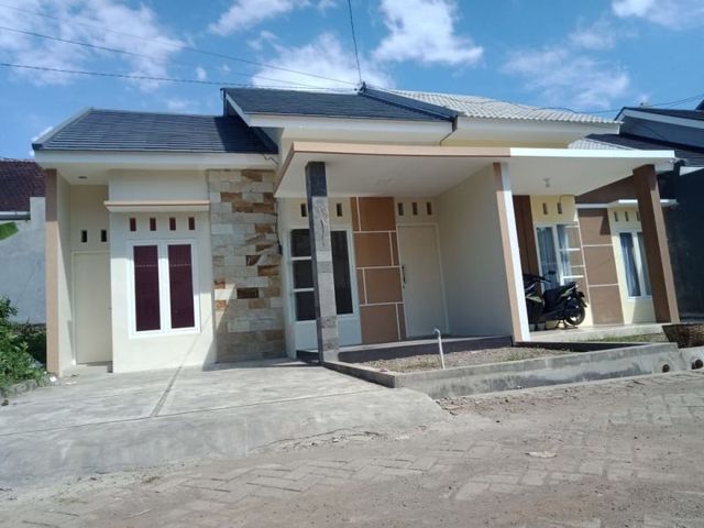 RUMAH INDEN LOKASI DEKAT JANTUNG KOTA JEMBER