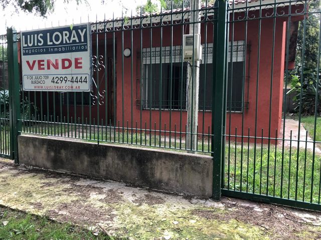 Chalet ubicado a 800 metros de la Avenida Hipólito Yrigoyen .