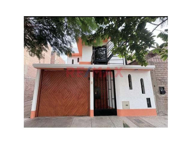 Amplia Casa Familiar En Venta,  Frente Al Parque, Smp
