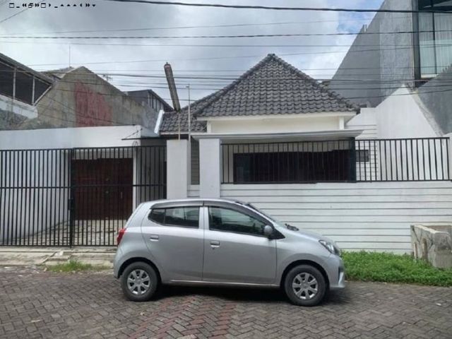 Rumah Manyar Tirtomoyo Minimalis, Carport 2 Mobil, Row 3 Mobil