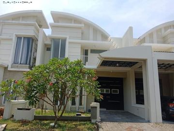 RUMAH DI ROYAL RESIDENCE WIYUNG Hadap timur
