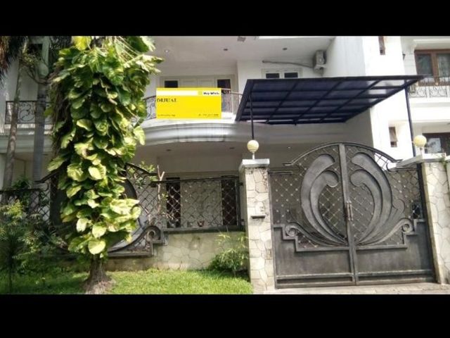 DISEWAKAN RUMAH MEWAH DI GRAHA FAMILI SURABAYA