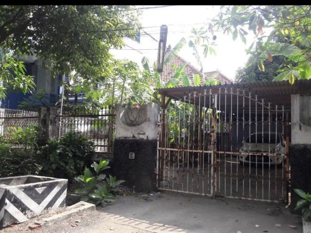 Rumah hitung tanah tengah kota di Teuku Umar Surabaya