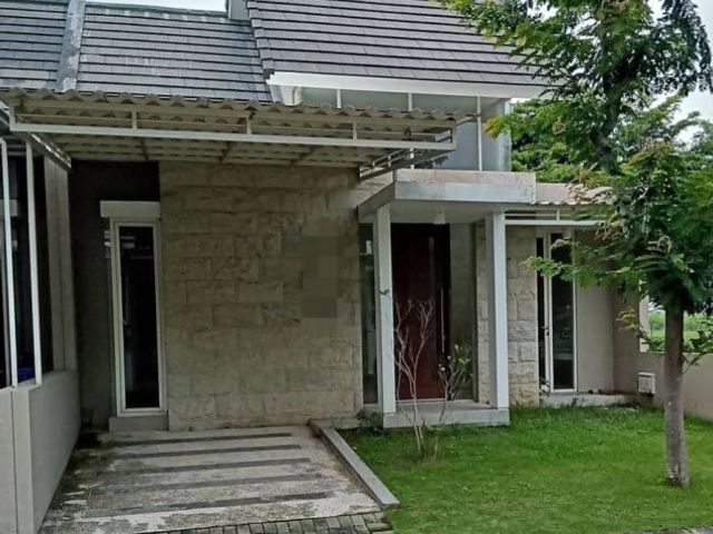 rumah minimalis Green lake Citraland Surabaya barat, Strategis