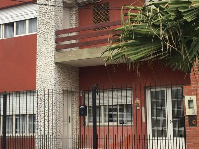 CHALET EN DOS PLANTAS EN BANFIELD