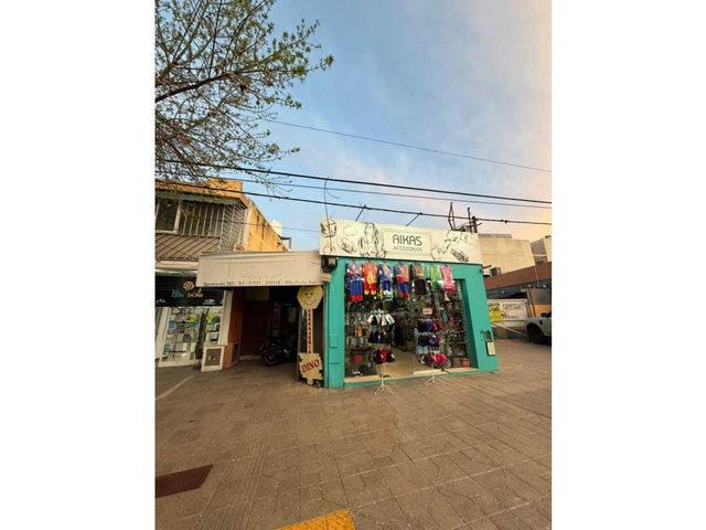 Venta en Peatonal de Carlos Paz: 2 Locales + Casa