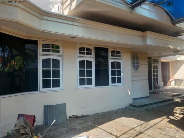 Rumah Ambengan Surabaya Hadap barat Row jalan 2,5 mobil