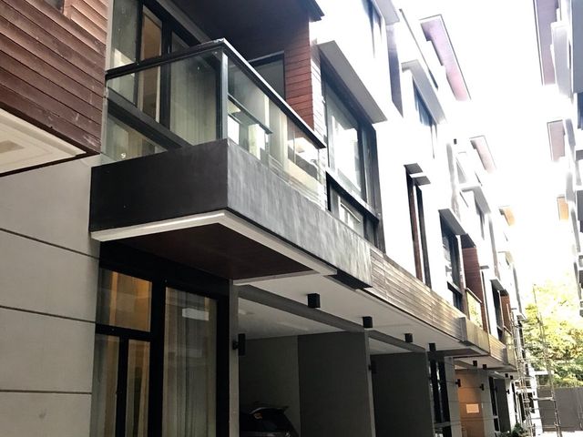 5 Bedroom Townhouse For Sale in San Juan