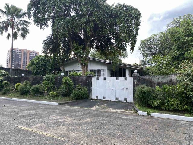 For Sale: House and lot at East Greenhills Subdivision, Mandaluyong City