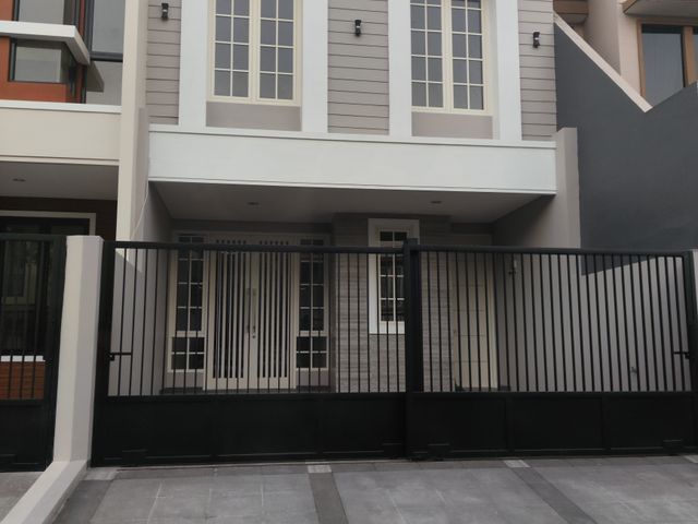 Rumah classic American di pantai mentari