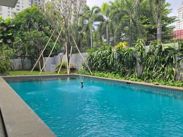 Jakarta Selatan - Garasi, Setengah terpisah