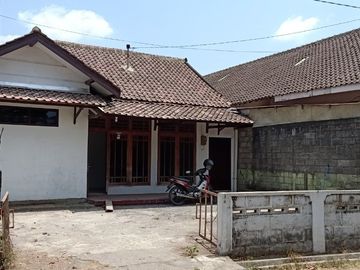 Rumah untuk disewakan di Sidomoyo - Garasi