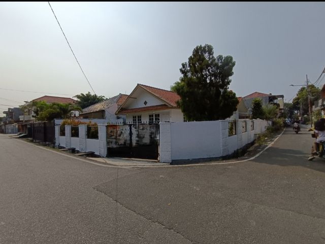 Rumah hoek di tanah tinggi Senin jalan lebar