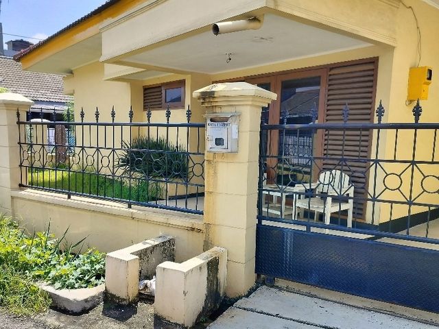 Rumah huk asri 1 lnt lebar 11 meter ngantong Bisa 2 Mobil depan jln
