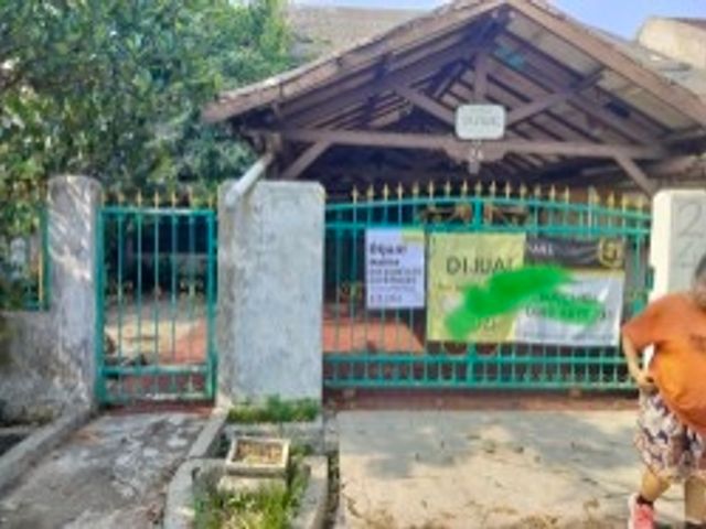 rumah tua pinggir Jalan dekat pintu tol.bisa kantor
