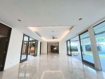Jakarta Selatan - AC, Balkon, Garasi, Hot water