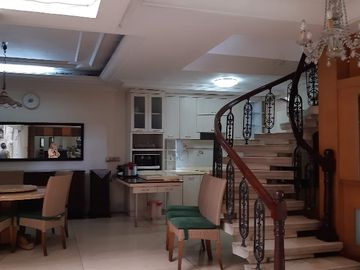 Jakarta Selatan - AC, Balkon, Garasi, Dapur lengkap