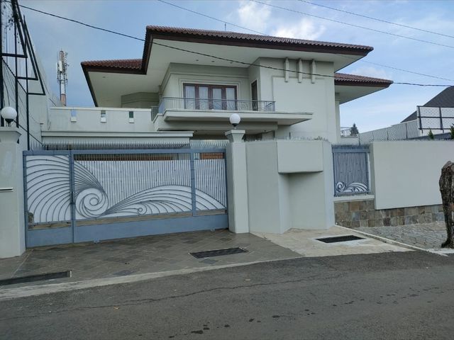 Rumah Mewah ada kolam Renang di Semarang