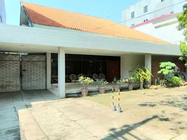 Dijual Rumah Besar di Jl. EMBONG CERME, Surabaya Pusat