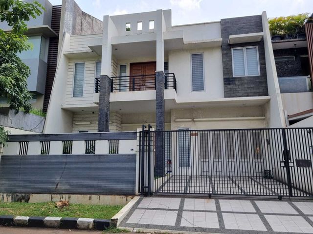 Rumah bagus 2 lantai ddi Permata buana dengan lokasi yang bagus