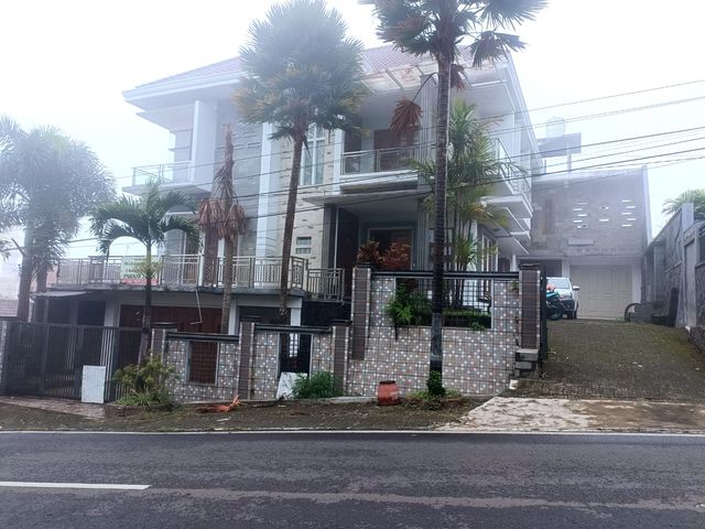 Dijual Vila 8 kamar di Batu Malang