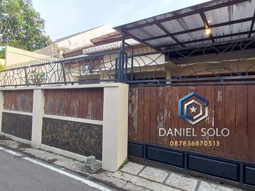 Laweyan, Central Java - AC, Garasi, Dapur lengkap