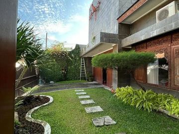 Rumah dijual di Patehan - Garasi, Kolam renang