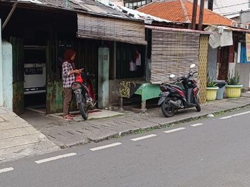 Rumah dijual di Jakarta Pusat - Garasi