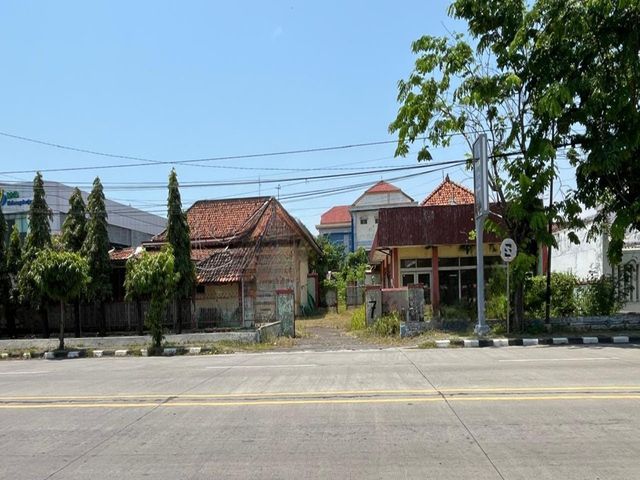 TEGAL PEKAUMAN RUMAH LUAS STRATEGIS PINGGIR JALAN RAYA JUAL MURAH