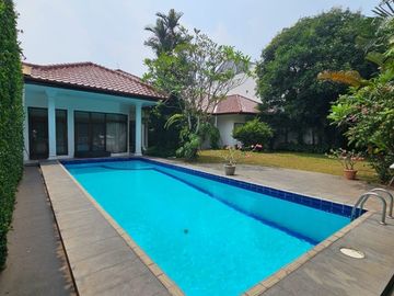 Jakarta Selatan - Garasi, Kolam renang
