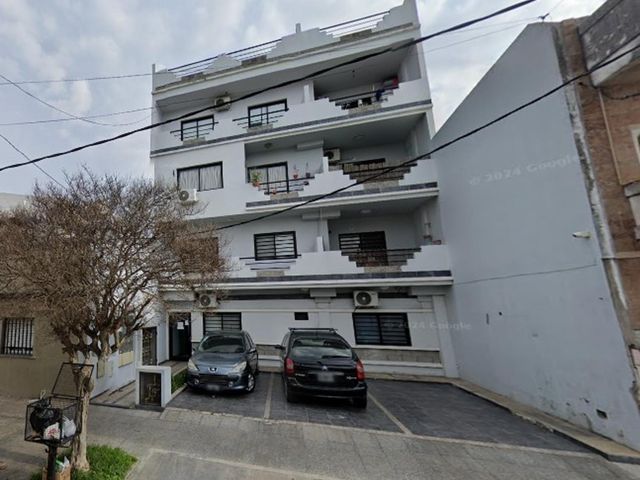 Departamento 3 ambientes en 1º piso con balcón al frente y contrafrente. Lomas del mirador